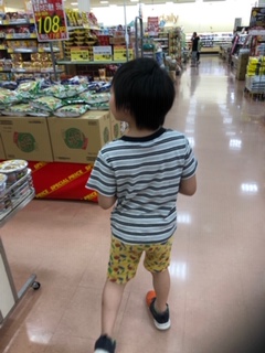 おやつを買いに行こう。